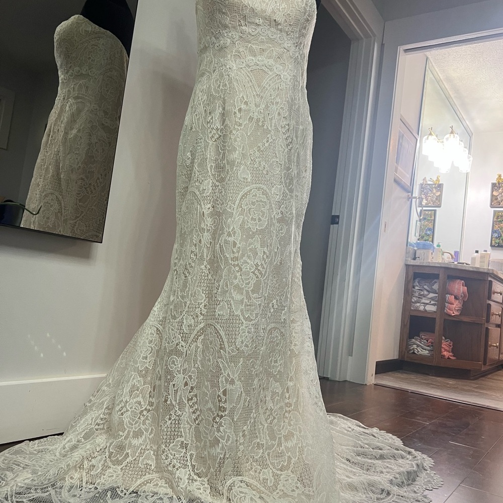 White Sheath Wedding Dress with Sleeveless Design and Sweetheart Neckline - Picture 7 of 16